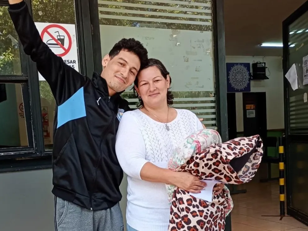 Emilio y su mamá, a la salida del Samic de Eldorado. //Foto: Norte Misionero (Gentileza).