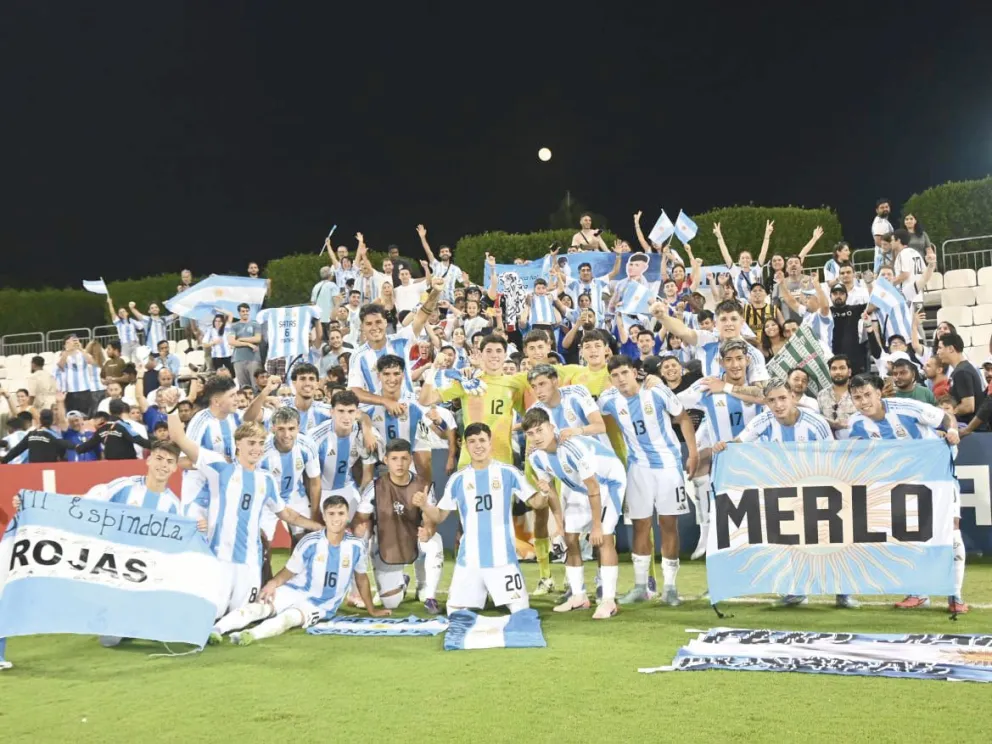 Los pibes de la Sub 17 tienen banca propia en tierras qataríes. //Foto: AFA.
