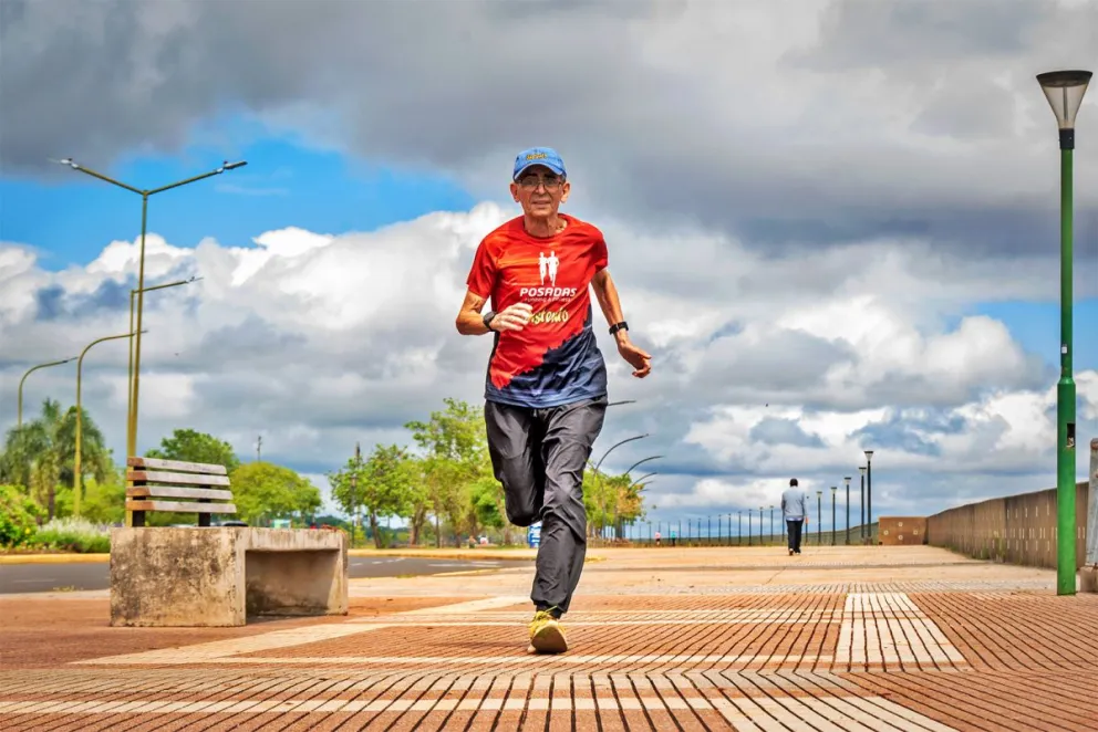 "La ganancia es ni más ni menos que calidad de vida", sentencia Francisco. Habrá que creerle si a los 75 años no deja de trotar y correr. //Foto: Jorge Acosta.