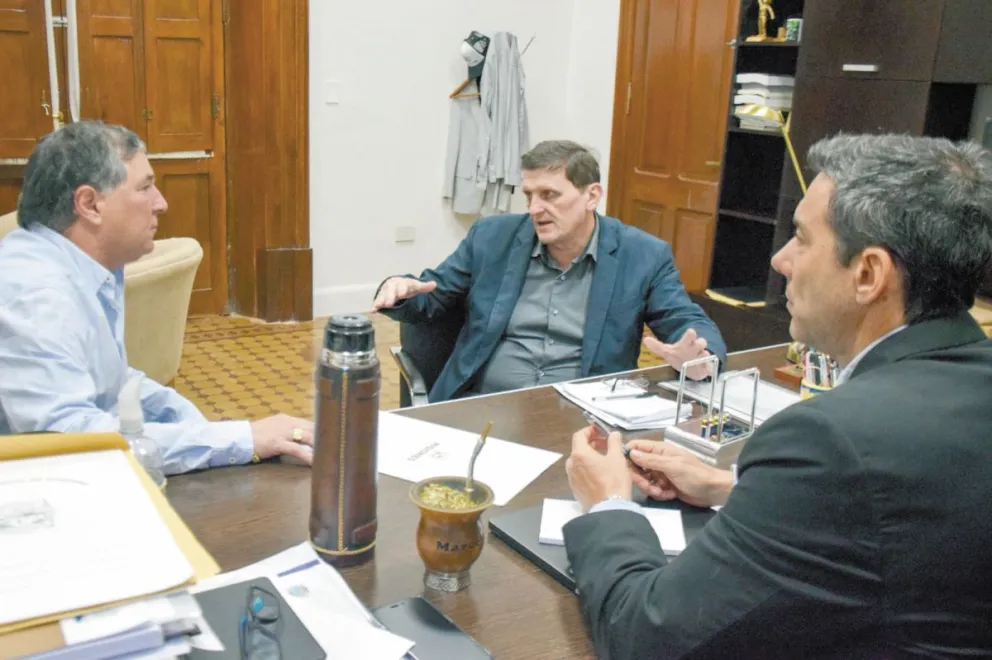 Aquino fue recibido en Posadas por los ministros Safrán y Pérez.