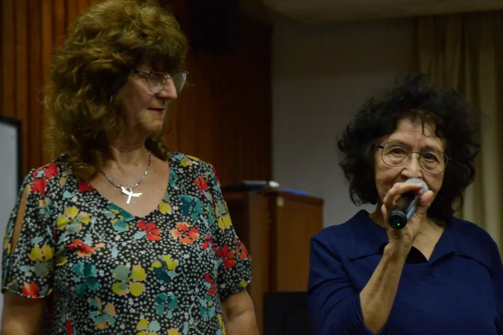 Emocionadas Graciela Franzen y Tita Toledo, amiga y cuñada de Carlos.    Foto: Jorge Acosta