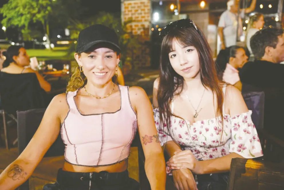 Laura y Miku y disfrutando de una noche de amigas.