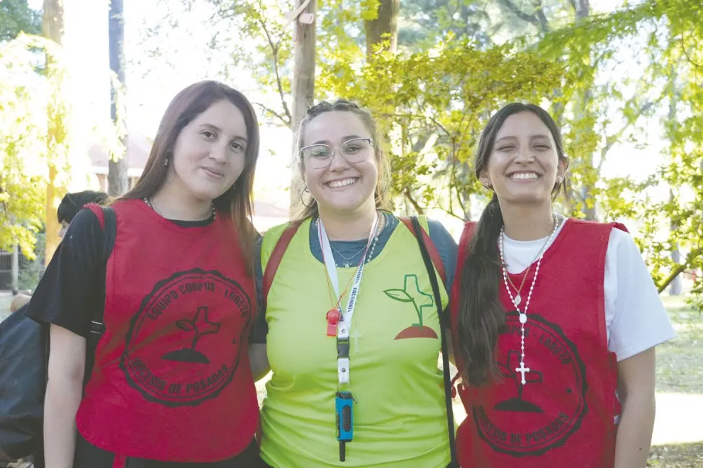 Rumbo a Loreto en peregrinación, Alina Vargas, Valeria Ceccarini y Josefina Horack.