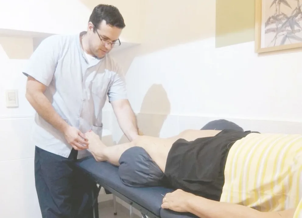 José Olivieri tiene formación en osteopatía y medicina tradicional china. 