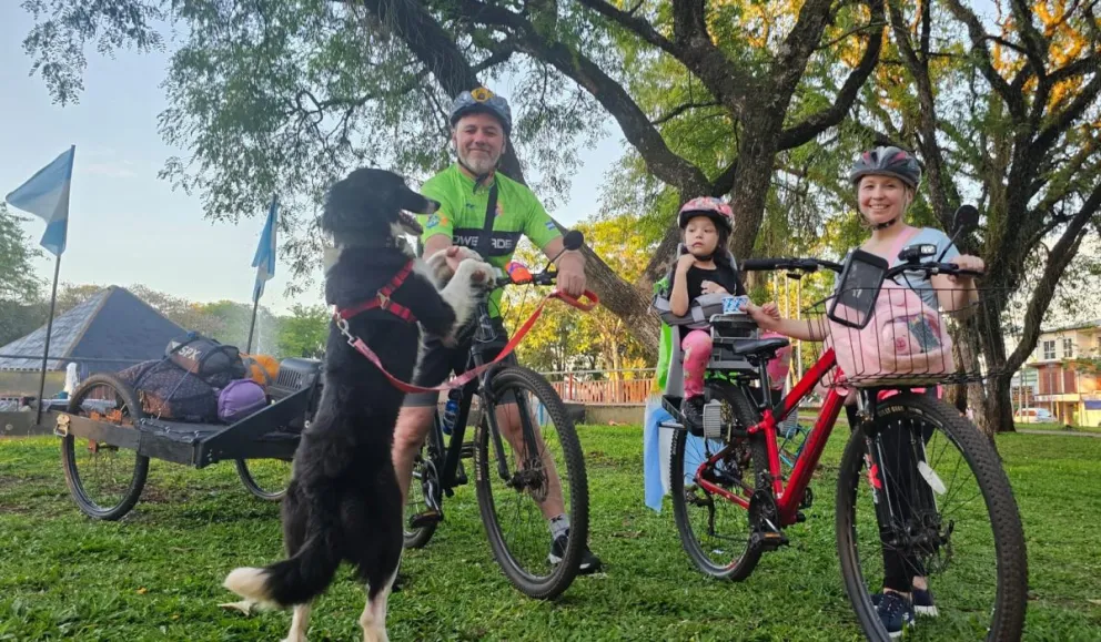 La familia entera preparada para una de las aventuras más grandes de sus vidas. // Foto: Esteban González