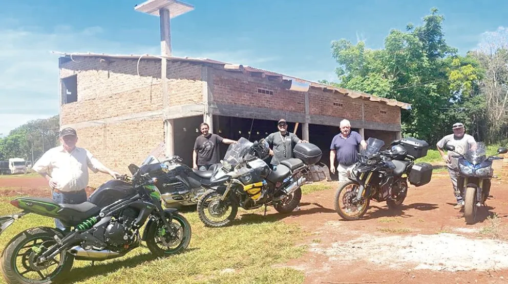Integrantes del Motogrupo Yaguareté en la sede que construyen mediante el trabajo colectivo y la masiva respuesta del público en cada motoencuentro. Fotos: Esteban González
