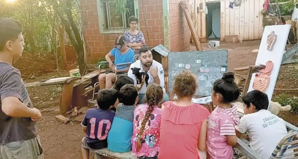En sus visitas llevan materiales didácticos, una biblioteca itinerante y otros recursos. Fotos: gentileza