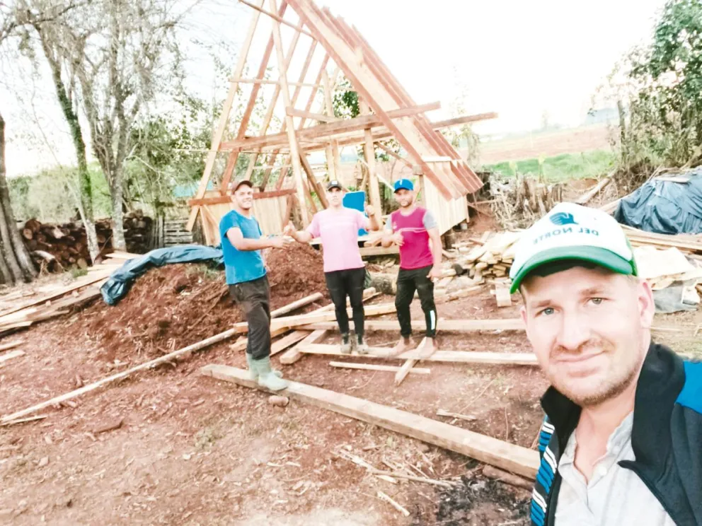 Las familias aprenden a construir sus propias casas y producir alimentos. 