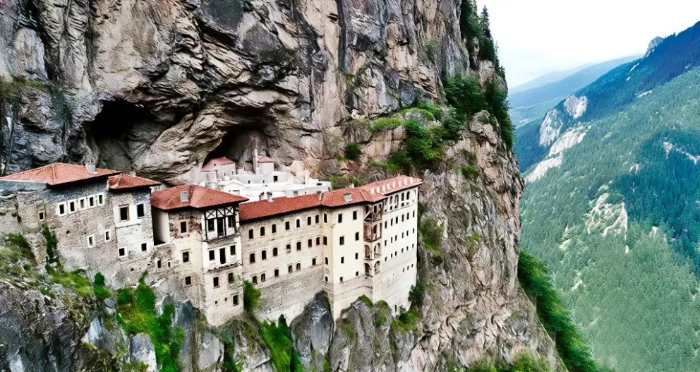 El Monasterio de Sümela tiene una altura  de alrededor de 1.200 metros