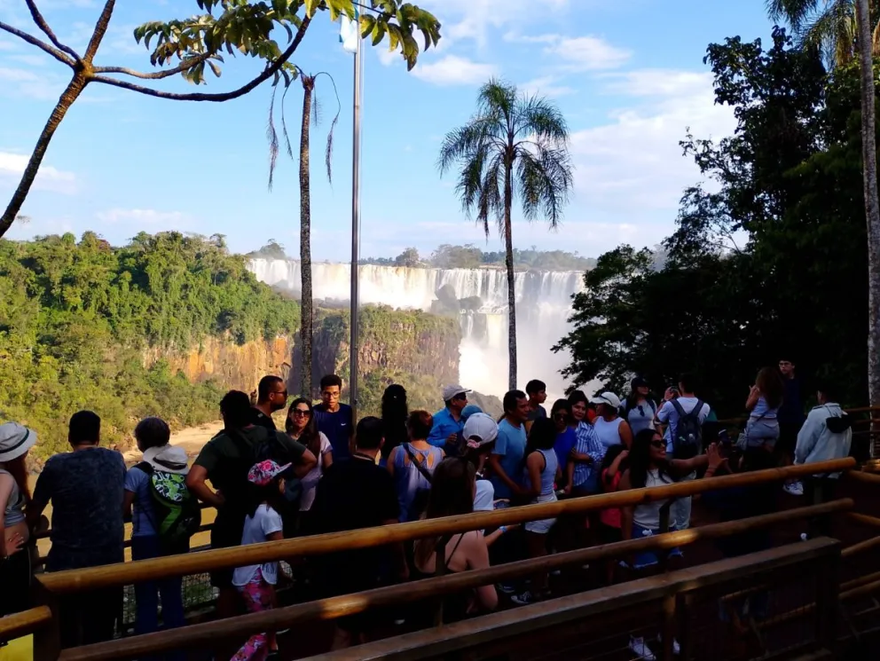 Las Cataratas siguen siendo uno de los destinos favoritos de quienes llegan a Misiones. //Foto: Norma Devechi.