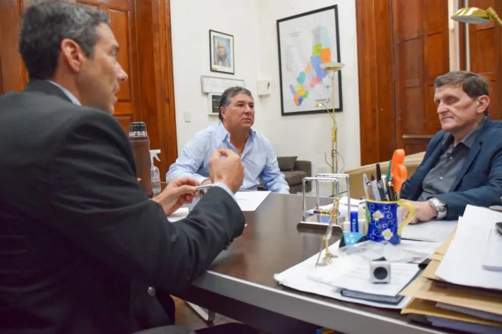 Los funcionarios durante el encuentro. 