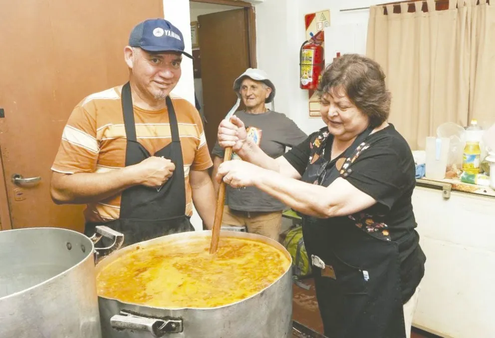 Cada sábado, las Noches de Misericordia sirve la cena a familiares de internados en los hospitales del Parque de la Salud. La demanda es cada vez mayor y el apoyo humano y espiritual hace la diferencia.