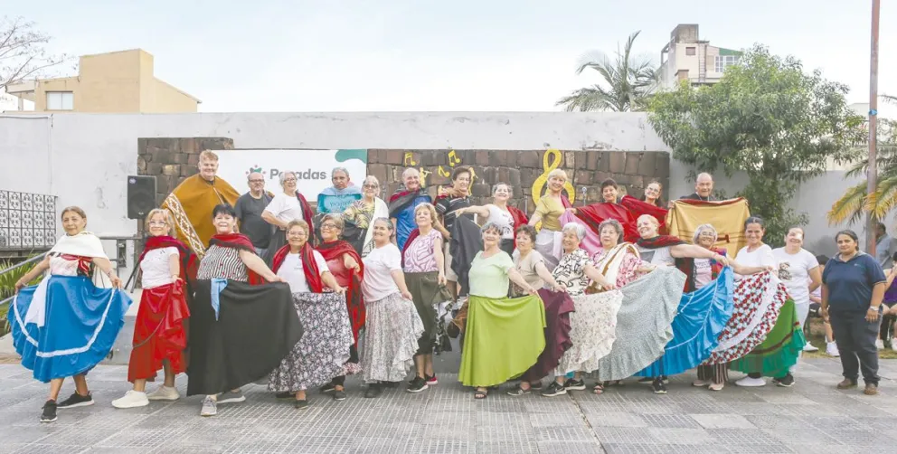Ballet de adultos mayores de la Secretaría de Salud y Deporte y Desarrollo Humano de la Municipalidad.