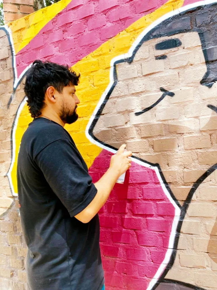 Suárez trabajó en algunos de los murales de Costa Sur en Posadas. En el centro de la ciudad de  Eldorado aún se mantiene una de sus primeras obras públicas.  Foto: gentileza Mediolimón