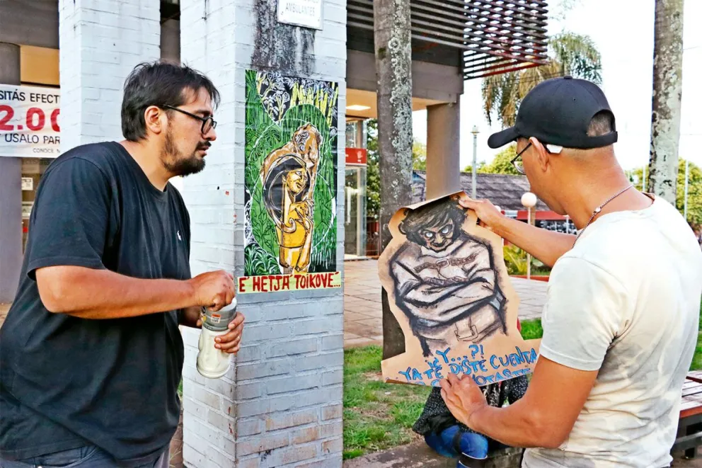 Utiliza técnicas como el paste up, el grabado y la xilografía.  Foto: Matías Bordón