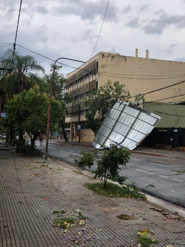 Posadas: violento temporal causó destrozos en pocos minutos