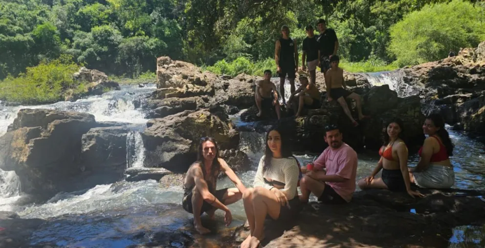 Para cortar la semana, familias y amigos visitan el salto Tabay. //Foto: Esteban González.