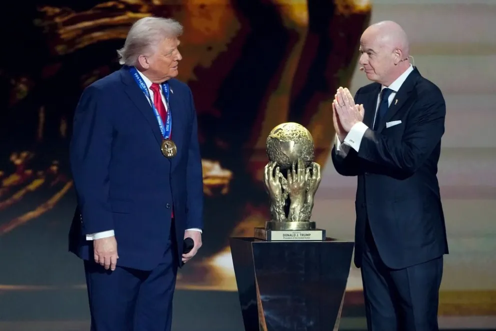 Trump recibiendo el galardón. //Foto: AP.