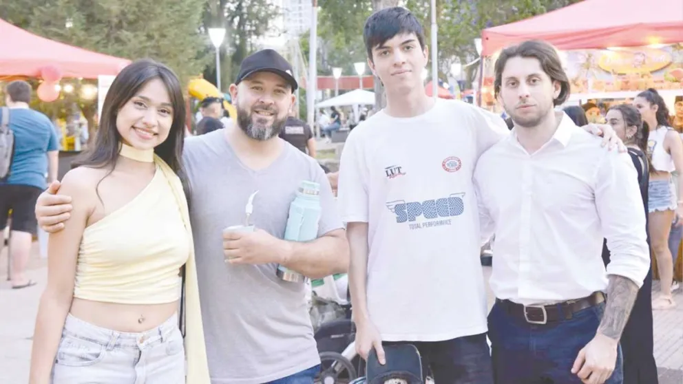 Anabel Genes, Nicolás Palacios, Facundo Cadena y Horacio Vinuf disfrutando de la tarde cálida posadeña.
