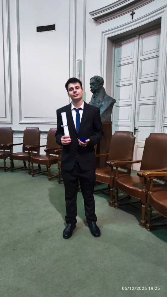 Fernando con el reconocimiento que le fue entregado el viernes en Buenos Aires.