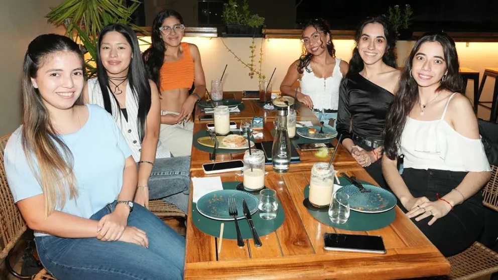 Milagros, Ariana, Flor, Cami, Mara y Gisel disfrutando de una noche entre amigas.