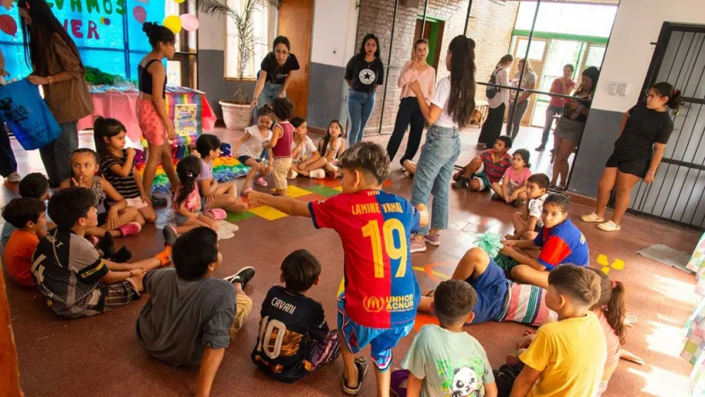 Ayer se desarrolló el cierre de año con los chicos de la Chacra 96 con juegos, sorpresas y merienda. Foto: Jorge Acosta