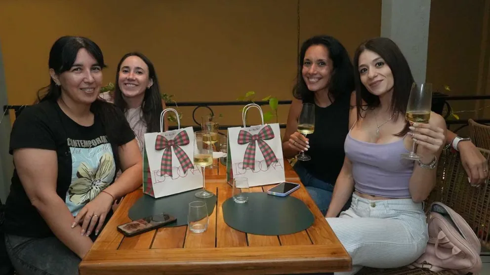 Ana, Érika, Macarena y Lorena compartiendo una salida de chicas.
