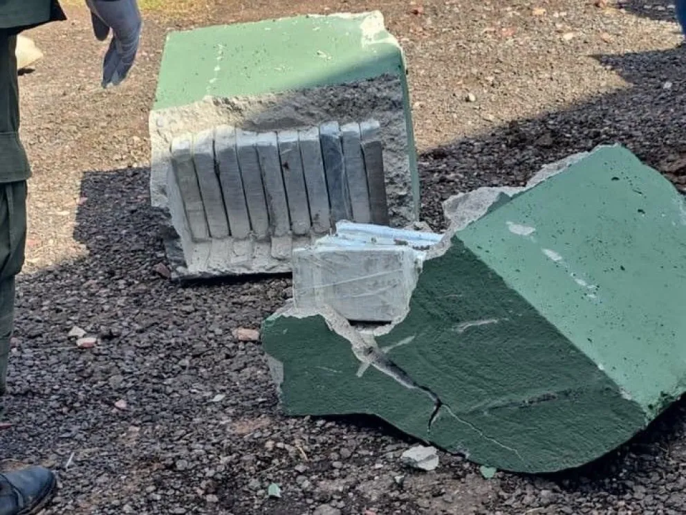 La cocaína iba en bancos y mesas de cemento en la camioneta que manejaba el posadeño.
