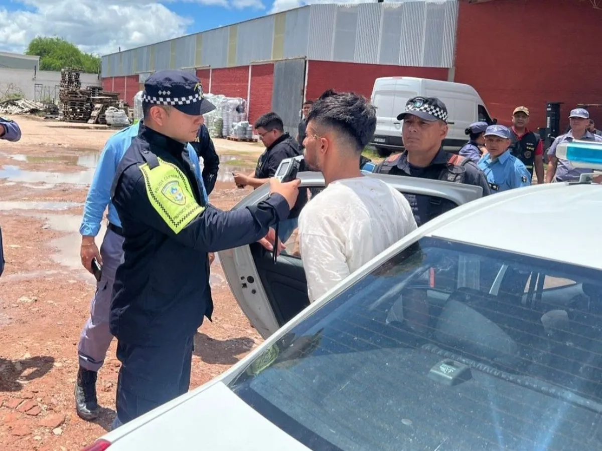 Una camioneta embistió a gendarmes, pero fue interceptada cuando trasladaba bloques de cementos rellenos de cocaína - Image 1