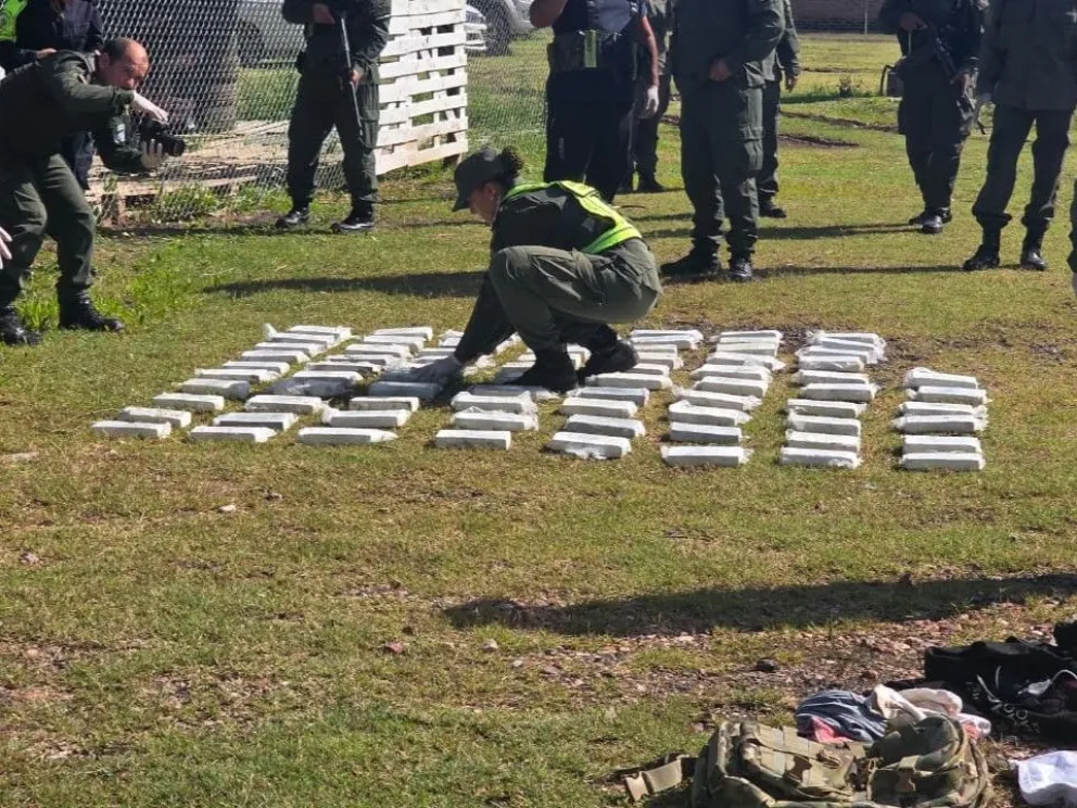 Una camioneta embistió a gendarmes, pero fue interceptada cuando trasladaba bloques de cementos rellenos de cocaína - Image 3