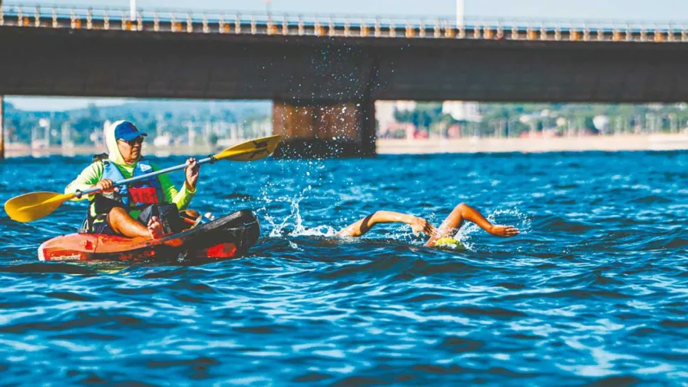 Aquella mañana de marzo las postales de las brazadas en las turbulentas aguas del Paraná dejaron más que satisfacciones para todos los que presenciaron el evento. //Foto: El Territorio.