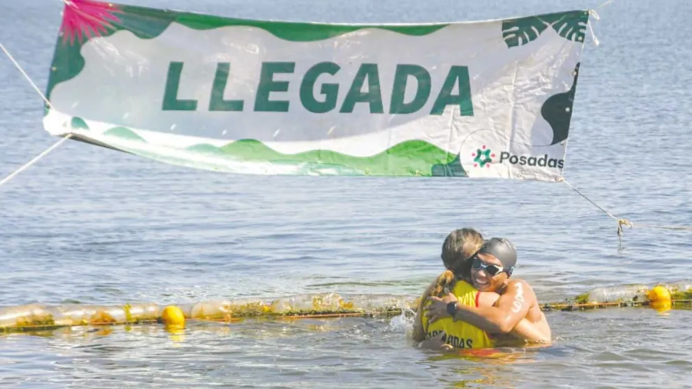 La emoción reflejada en abrazos y lágrimas en la línea de meta; la mañana tuvo su condimento especial.  Foto: archivo