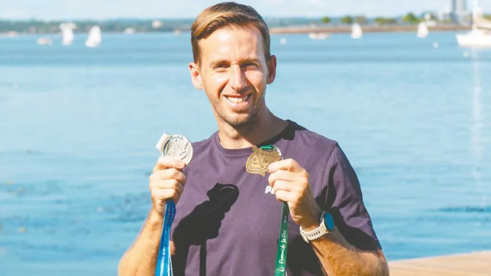 Medallas en mano para el posadeño que quiere seguir haciendo historia.  Foto: Jorge Acosta