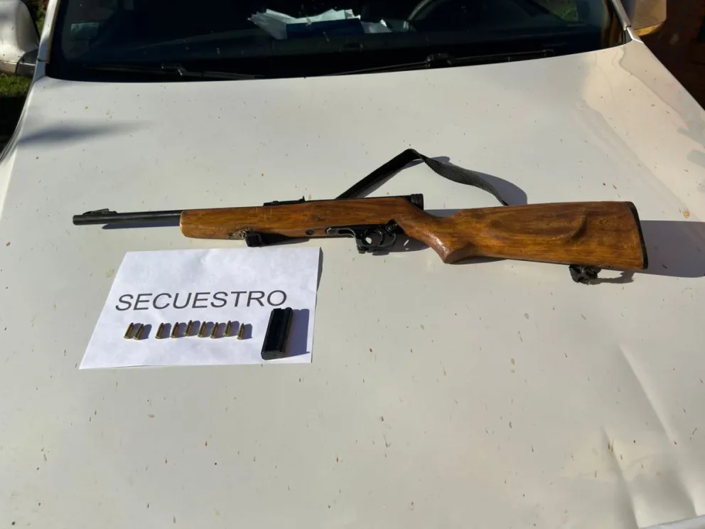 El arma de fuego secuestrada al delincuente.