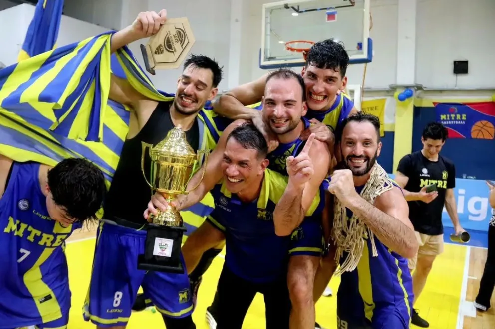 Pierotti (medio) festejando el título con el equipo. // Fotos: genileza. 