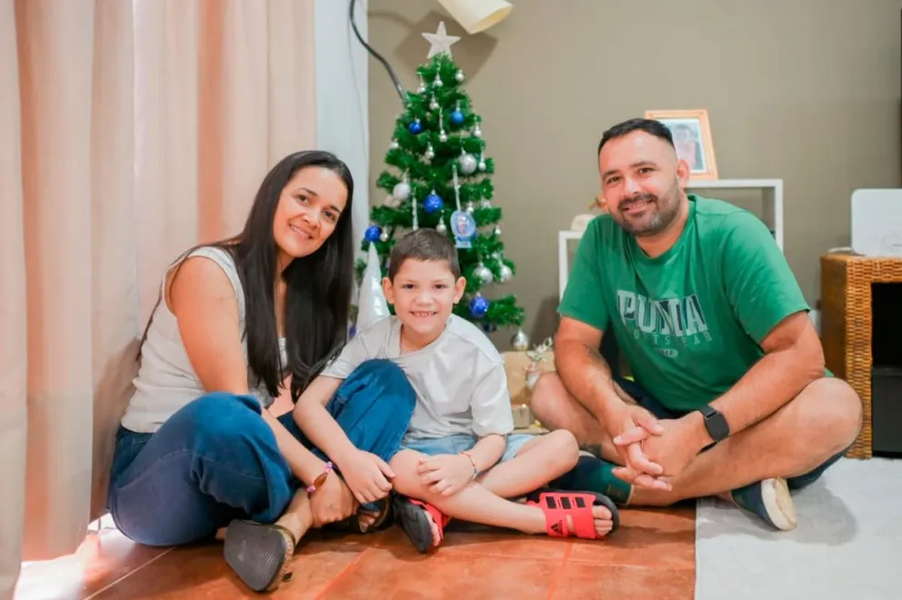 En casa, con el arbolito armado, la familia disfruta del momento que tanto esperaban. Foto: Joaquín Galiano