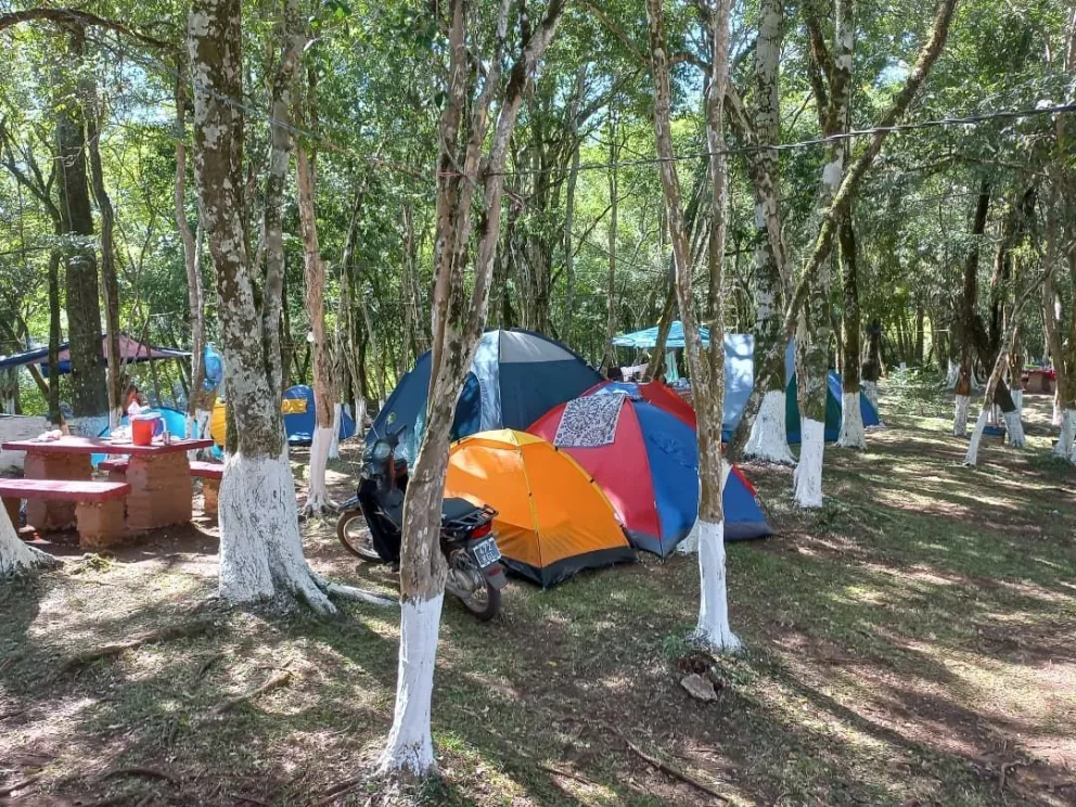 Festival de las Carpas en el balneario municipal de Itacaruaré.
