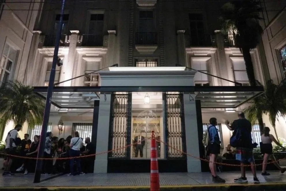 La vigilia de militantes sigue frente al sanatorio Otamendi. 