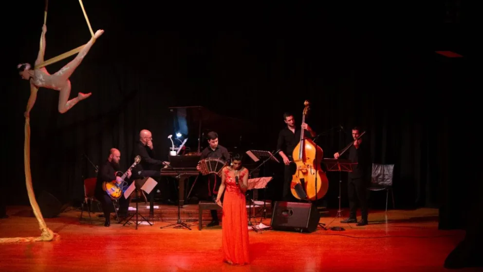 Quinteto Tangazo & Loreley Benítez Kitegroski en la voz comienza una mini gira por el Litoral este viernes a las 20.30 en espacio Urunday de Posadas. Fotos: Gentileza Quinteto Tangazo
