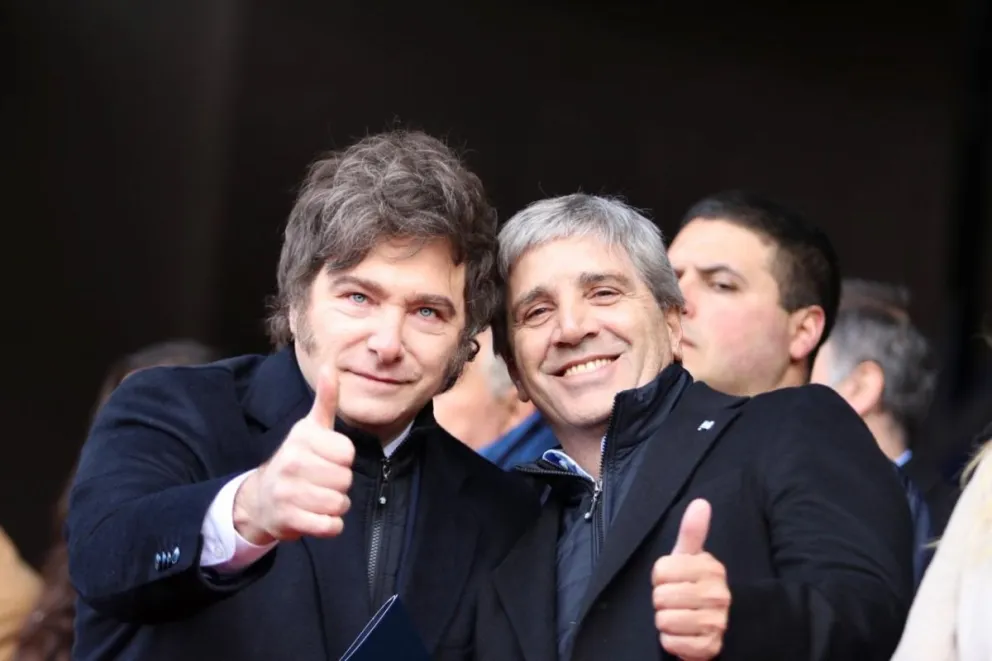 Milei junto a su ministro de Economía, Caputo.