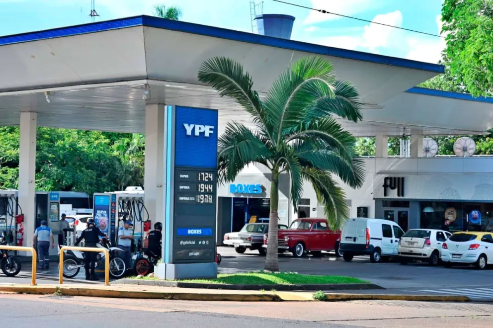 YPF es la que establece los precios en que oscilan los costos de combustibles en todo el pais. Foto: Agustina Vera