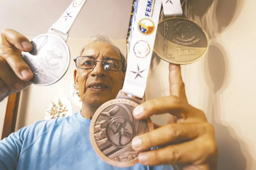 Entrenó en la extinta laguna San José y compitió en su adolescencia, pero la vida lo alejó del atletismo. Retomó en 2021 y desde entonces no para de acumular medallas y marcas, pero no piensa parar: “Tengo mucho más para dar”. 
Foto: Marcelo Rodríguez