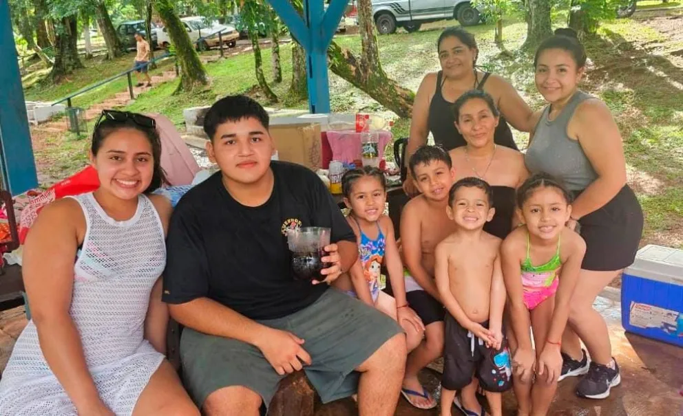La familia Gómez oriunda de Posadas, disfrutando de una tarde calurosa en los Saltos del Tabay.