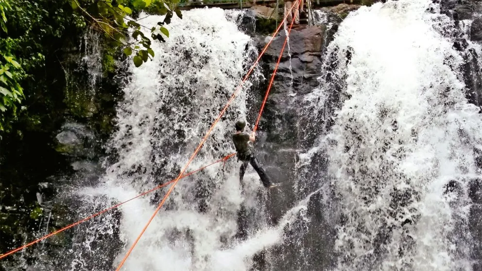 Descender mientras el agua envuelve al aventurero es una experiencia que no se puede disfrutar en cualquier lugar. Foto: Norma Devechi