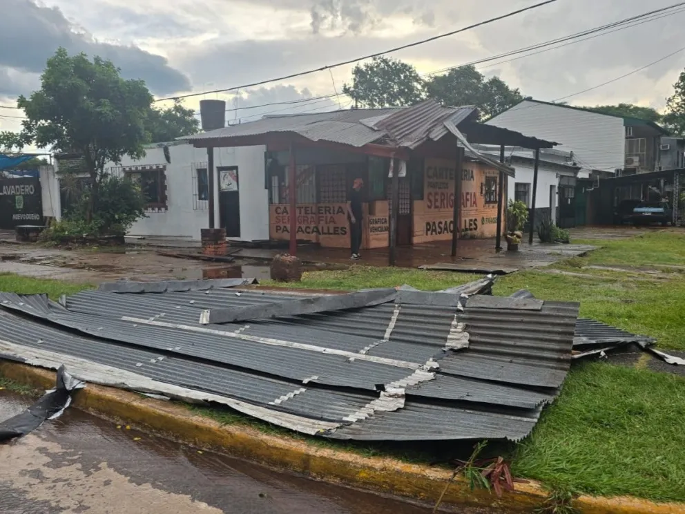 Fuertes vientos provocaron daños en una vivienda.