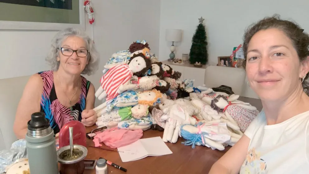 Adela confecciona las muñecas y su hija Virginia la ayuda pintando los rostros.  