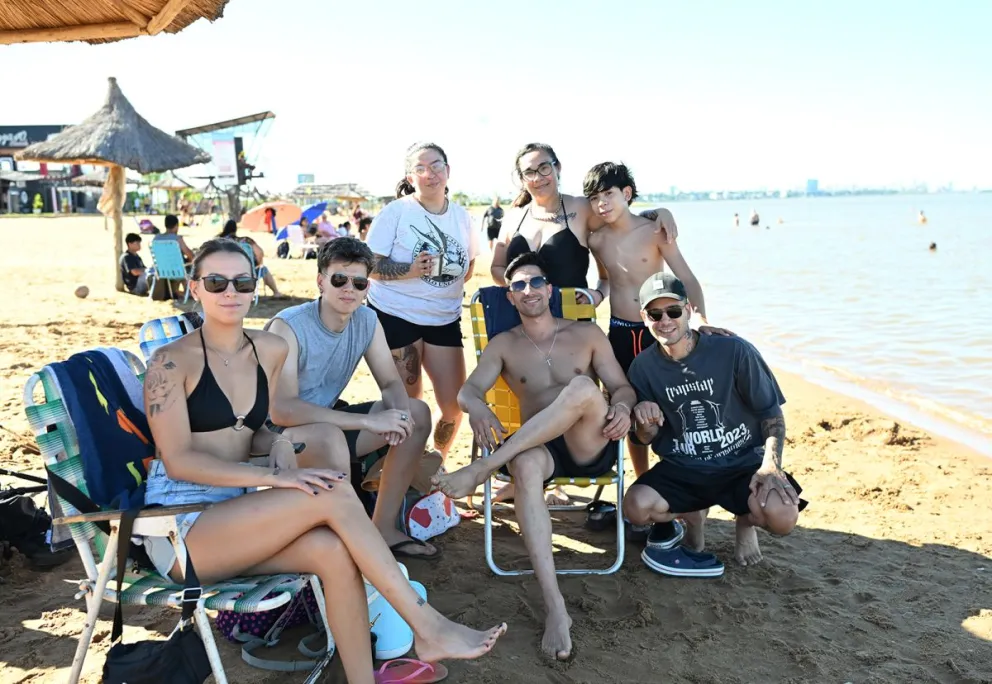 Costa Sur, en Posadas, se consolida como una excelente alternativa para disfrutar del sol, la arena, la playa y el río en una tarde ideal. Así lo vivió la familia Acuña, que compartió el momento junto a una grata visita llegada desde 
Santa Fe.