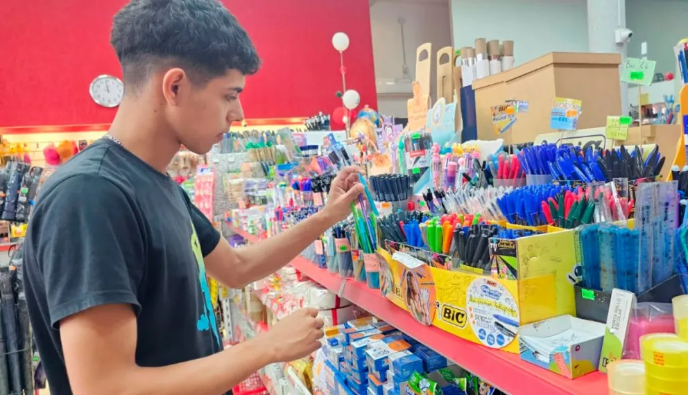 Las familias recurren a las cuotas para comprar útiles. Foto: Esteban González