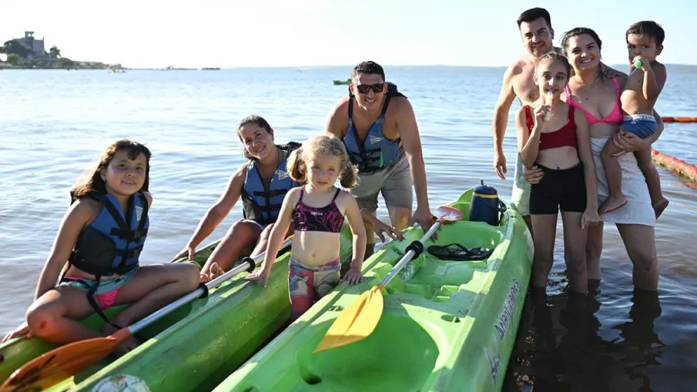 La familia Villalba y amigos disfrutaron de una jornada deportiva a pleno en las aguas del río Paraná.