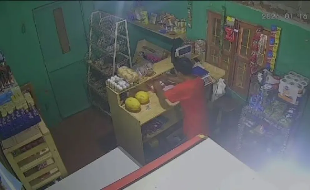El hombre se movió con total impunidad dentro de la casa donde funciona el pequeño negocio que sostiene a una madre y a sus tres hijos.